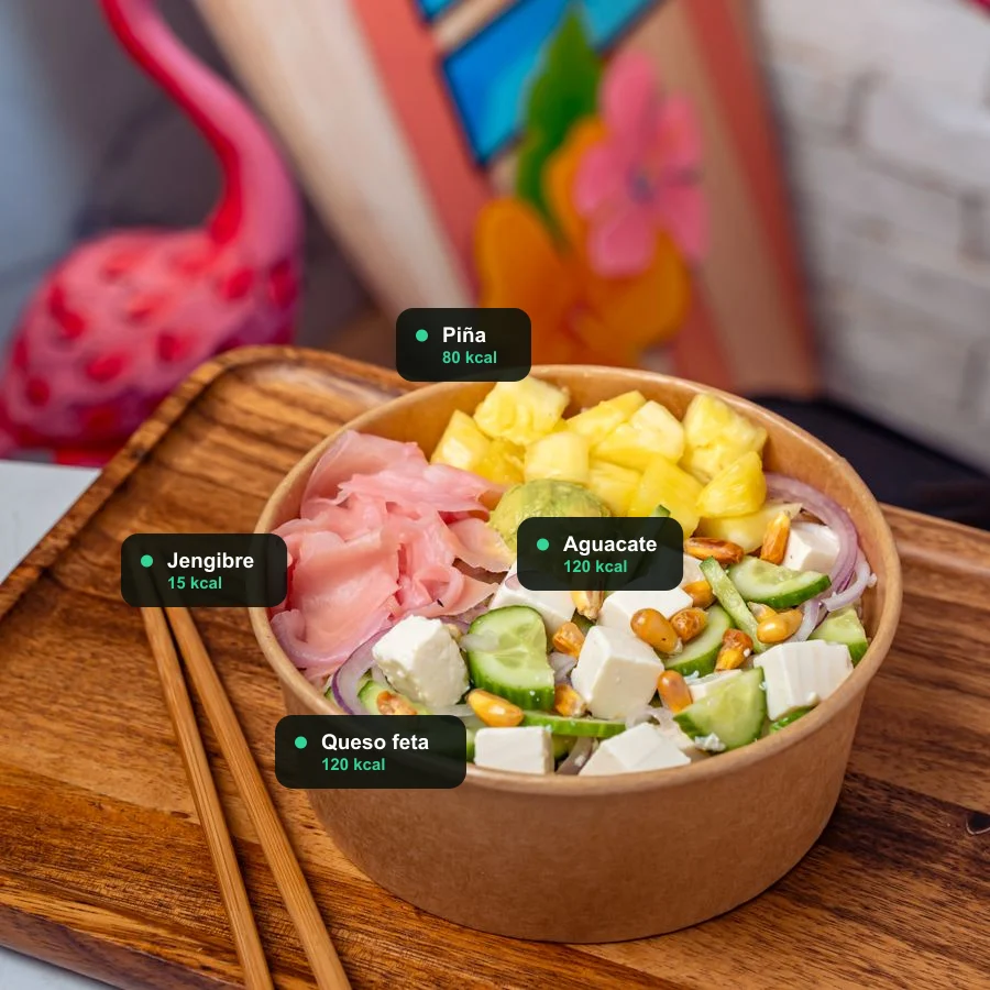 Bowl fresco con piña, queso feta, aguacate y pepino analizado por la app, con 335 kcal estimadas