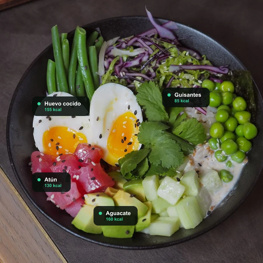 Poke bowl analizado por la app: atún, huevo, aguacate y guisantes, con 530 kcal estimadas